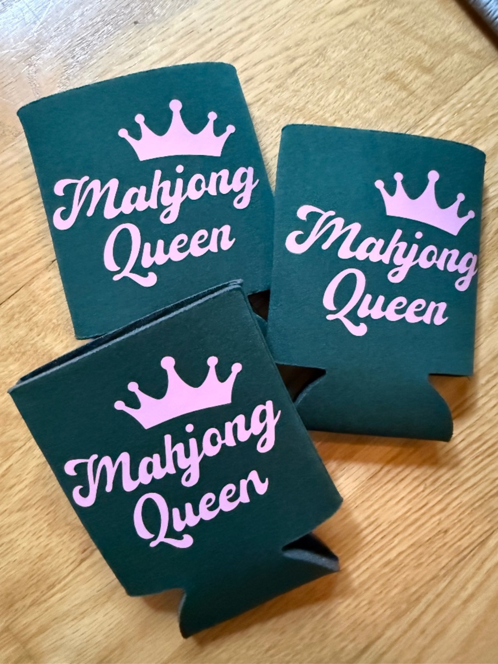 Mahjong Queen 👸 Coozie Dark Green Pink